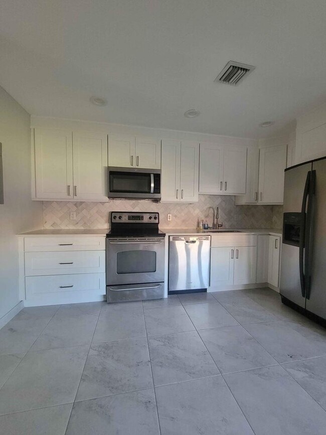 Building Photo - 5921 NE 18th Ave Unit 3 Rental