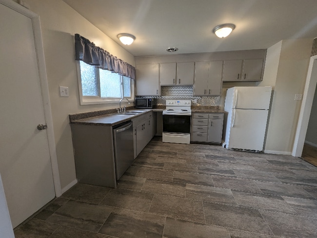 Photo - 20 Loch Lomond Ln