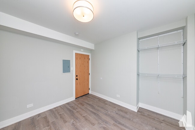 501 W Belmont Ave