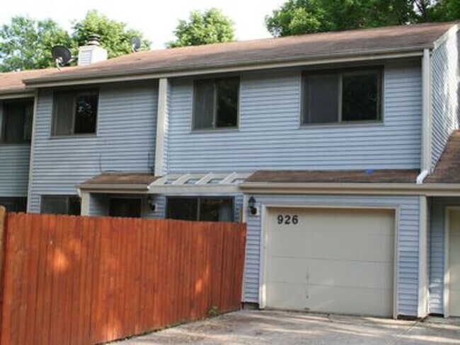 Building Photo - Large townhomne Rental