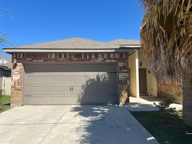 Building Photo - Luxury 3/2 duplex in NBTX