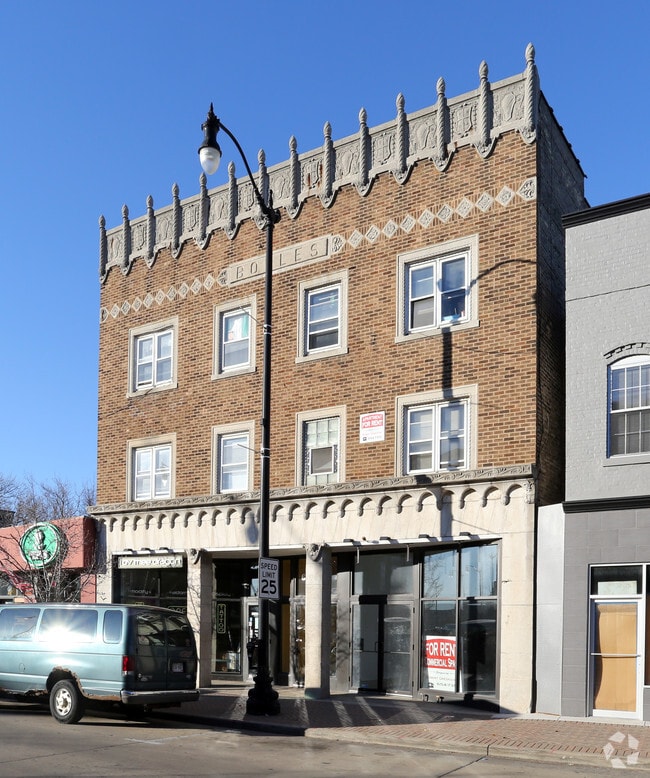 Building Photo - 614 6th St. (12 Unit +2 Commercial) Rental