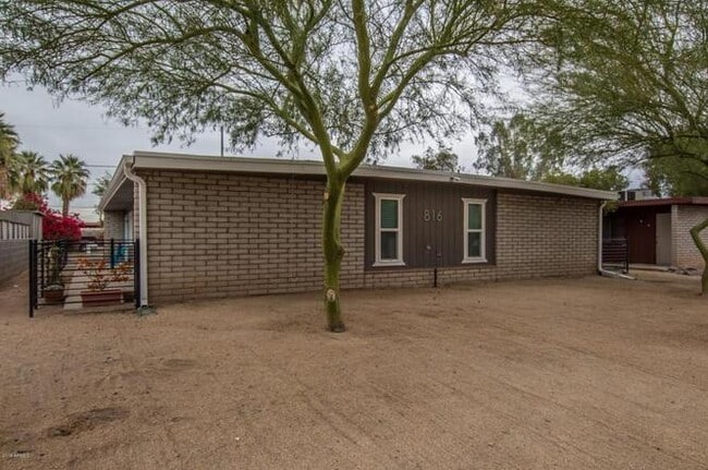 Building Photo - Fourplex 816 Unit B