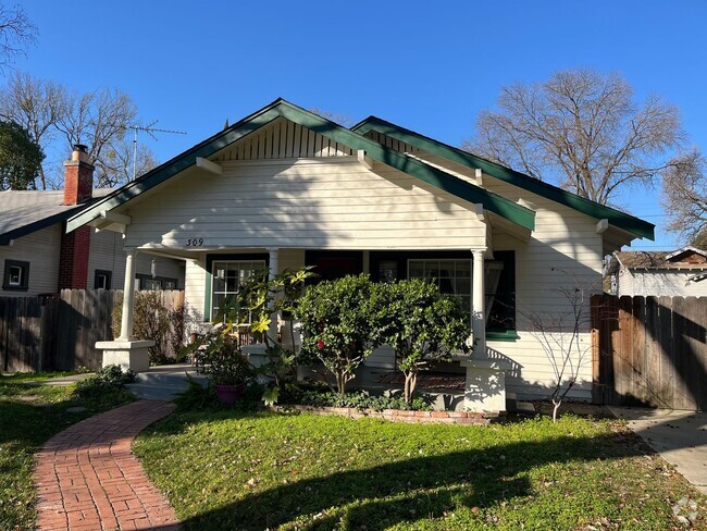 Building Photo - Charming Cottage in College Area Rental