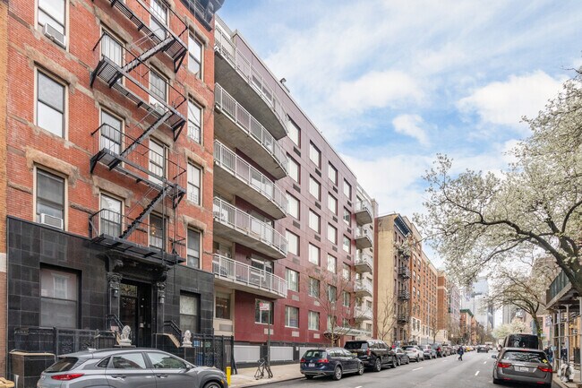 Photo - 517 W 46th St