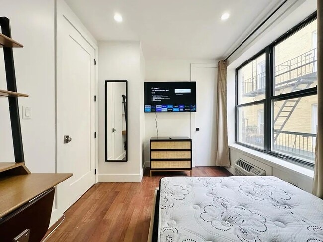 Building Photo - Furnished room/NOT APARTMENT Unit 2F