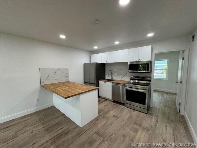 Building Photo - 2200 NE 173rd St Unit 4