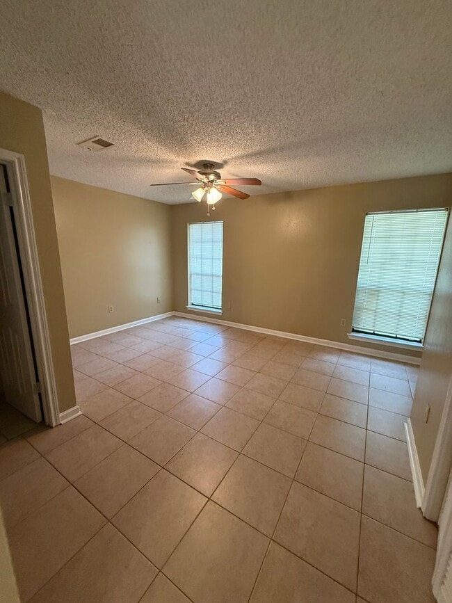 Photo - 1126-1128 Willow Creek Dr Unit 1128