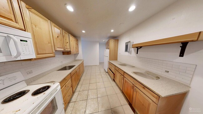 Building Photo - 1105 11th St Unit 5