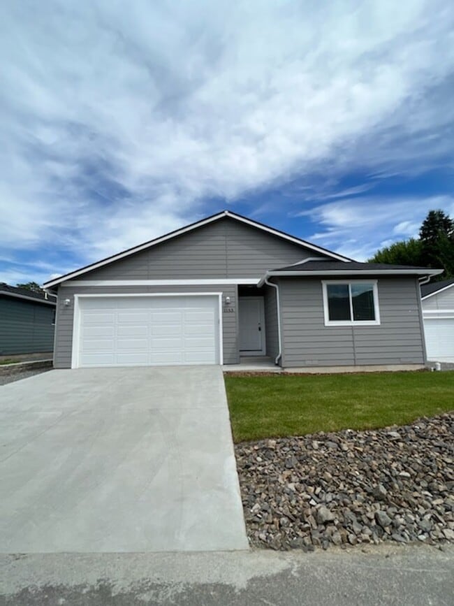 Building Photo - Luxury 3 bedroom, 2 bath home with double ...