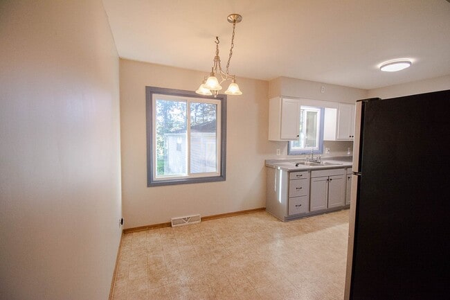Photo - 3bed 2bath Available For Rent in Easy Access Area!