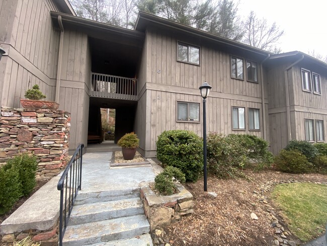 Building Photo - 49 Lake Dr Unit M6