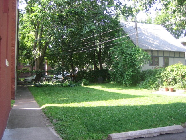 Photo - 93 N Milton St N Unidad 3