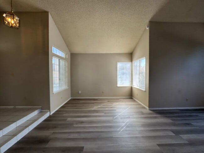 Photo - Spacious NW Bakersfield Home!