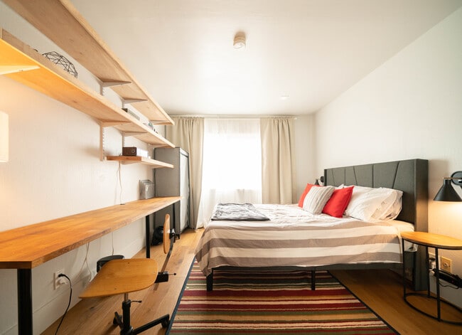 Dormitorio con mucha luz natural - 5955 Fern St Unidad Guest house