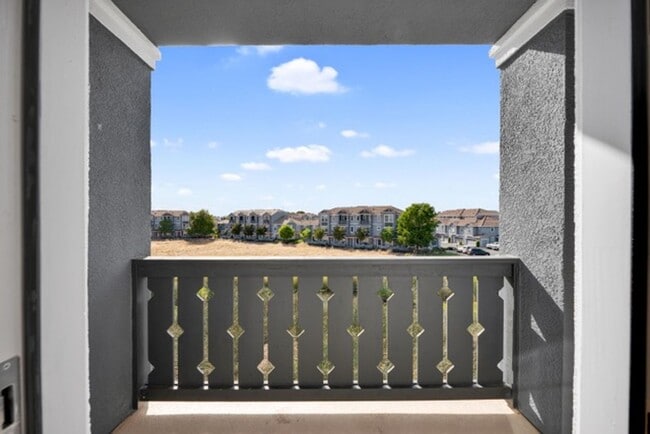 Photo - Townhouse - Beautiful 4bdrm, 3 bath - Rocklin