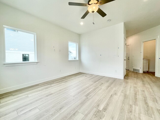Photo - Bright & Beautiful Townhome in American Fork!