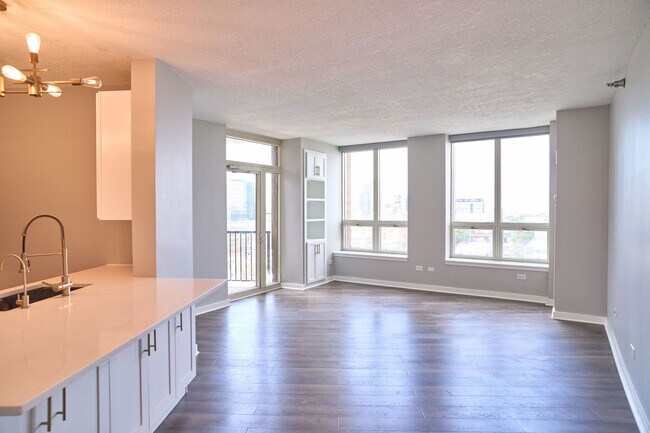 Photo - 600 N Kingsbury St