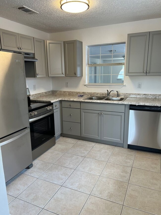 Photo - 217 Bay St NW