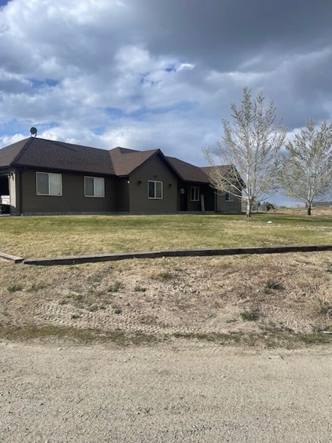 Building Photo - Very nice Spring Creek Home