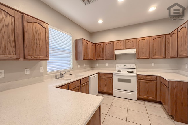 4Bed/2.5 Bath House at Greenway/75th Ave! Ready for Immediate Move-In! -- Gated Community! - 4Bed/2.5 Bath House at Greenway/75th Ave! Ready for Immediate Move-In! -- Gated Community!