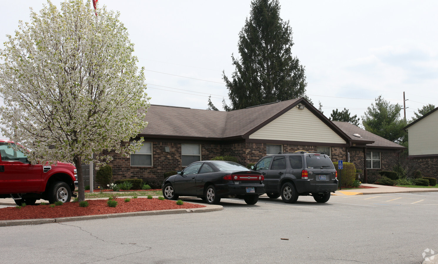 Noble Manor - Noble Manor Apartments