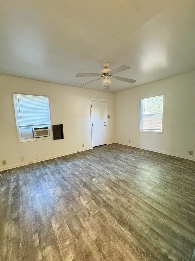 Photo - Quaint & Cozy Duplex!!