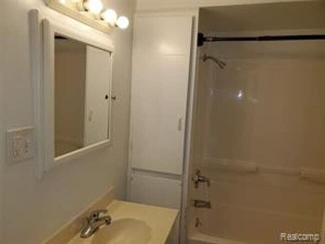 Photo - Cut 3 bedroom bungalow W/ appliances inclu...