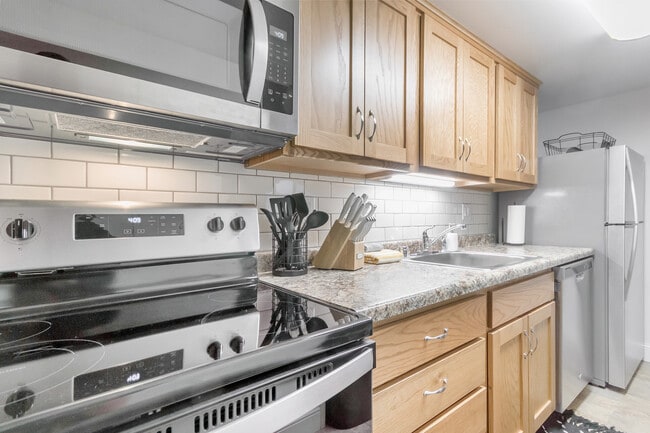 Microondas y estufa/horno más nuevos - 515 Donofrio Dr Unidad 6