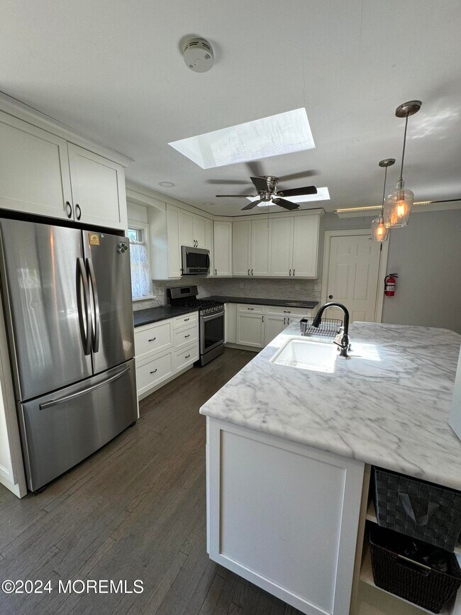 Photo - 282 Lawrence Ave