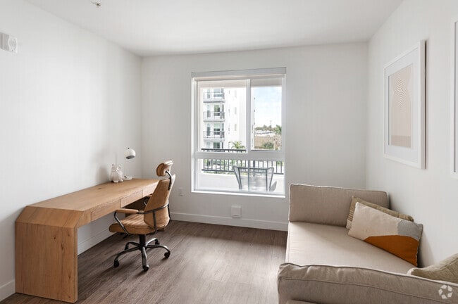 2BR, 2BA - 977SF
