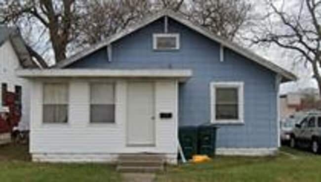 Building Photo - 3 bedroom 1 bath house w/ 2 car garage