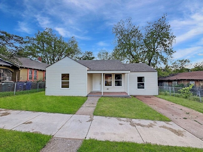 Building Photo - FOR RENT: Charming 2-Bedroom Home with a Versatile Bonus Room!