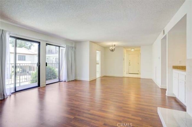 Photo - 9960 Owensmouth Ave Unidad 15