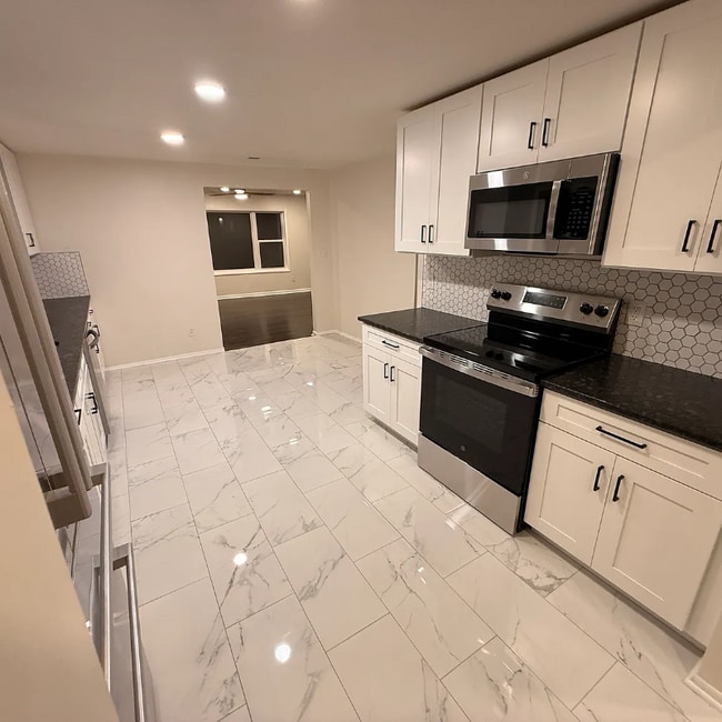 Building Photo - 5211 E 141st St Rental