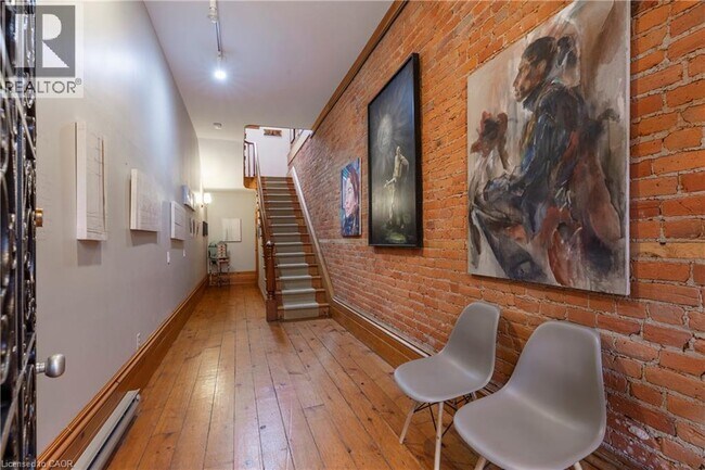Photo - 212 Bay St S