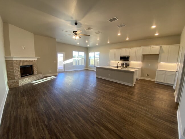 Photo - WONDERFUL 4 BEDROOM HOME IN BELL FARMS!!!