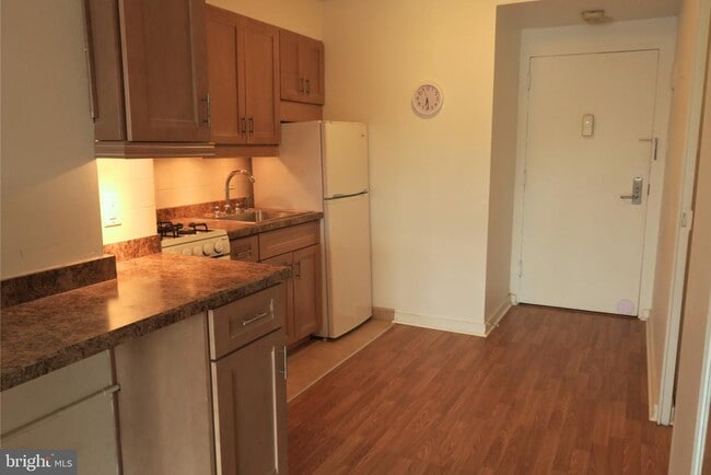 Building Photo - 604 S Washington Square Unit 918