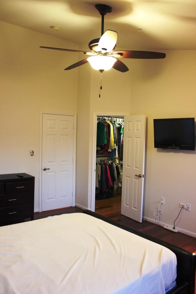 Photo - 300 Parkin St