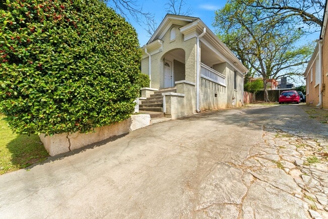 Photo - 202 Warren St SE