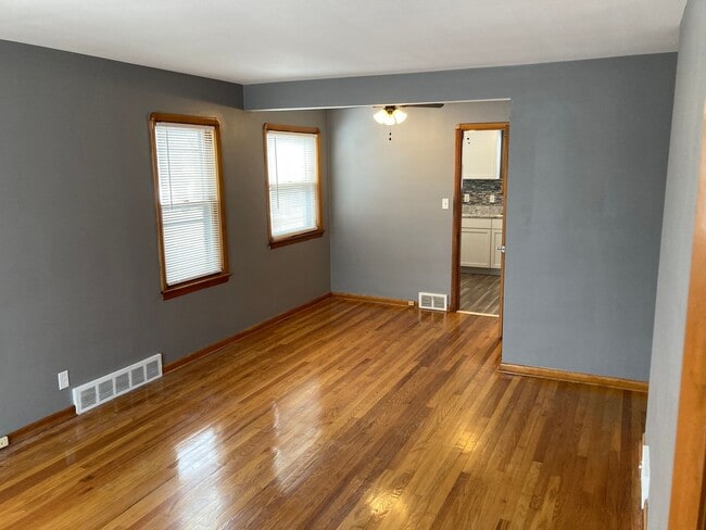 Building Photo - 6099 Ridge Rd Unit 6099 Ridge Rd Lower