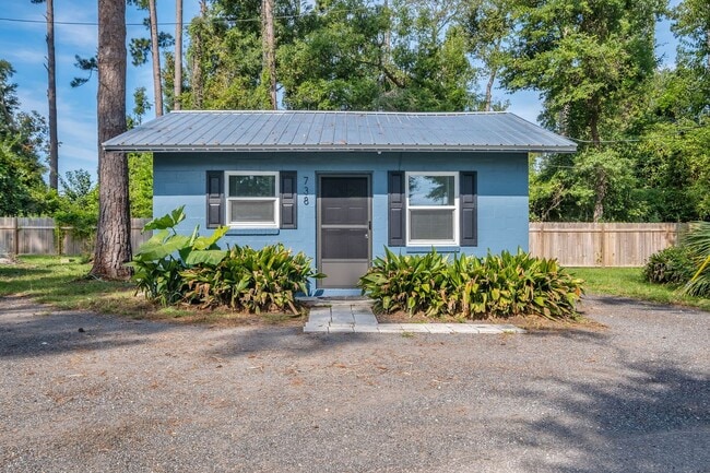 Building Photo - Convenient & Comfortable 1/1 – Updated and... Rental