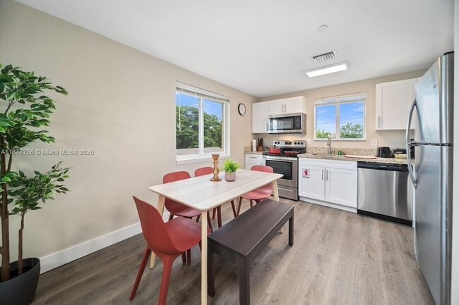 Photo - 2311 Scott St Unit 4