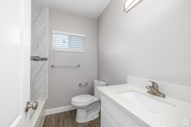 2BR, 2BA - 850SF - Bathroom