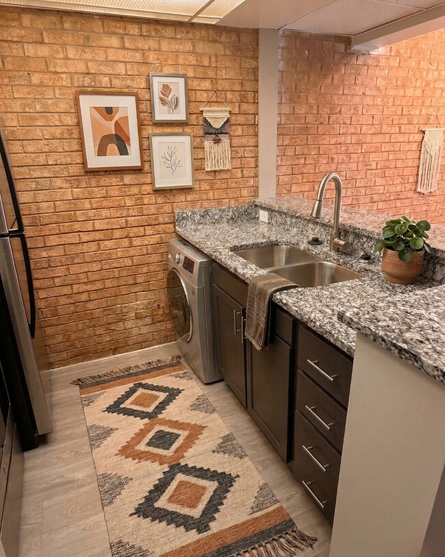 Cocina renovada en un apartamento de una habitación en Selwyn Flats en Southpark, Charlotte, Carolina del Norte.