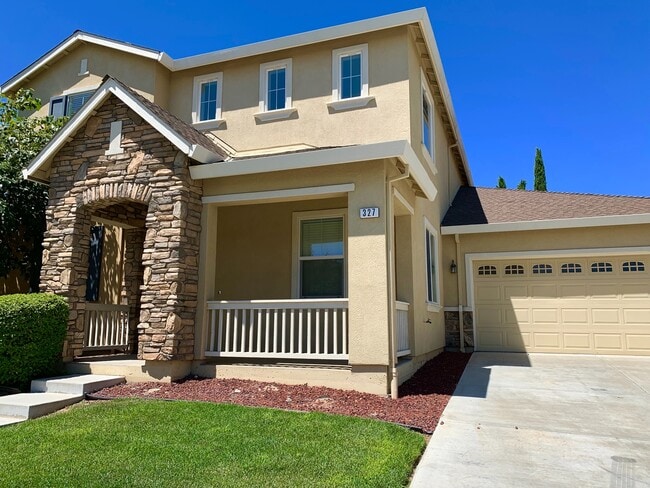 Building Photo - Spacious family home