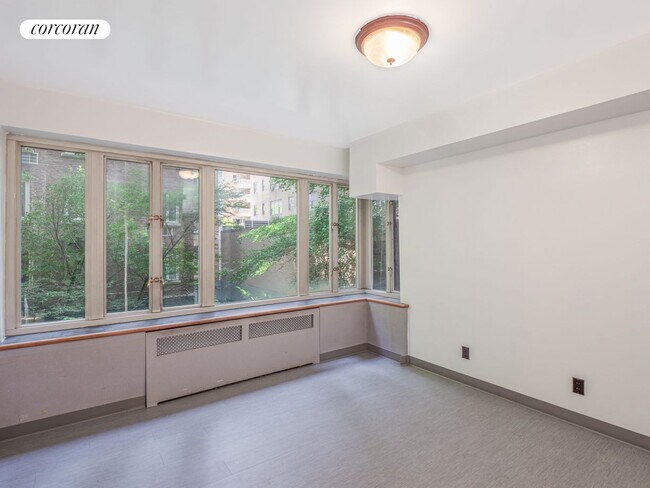 Photo - 35 E 35th St