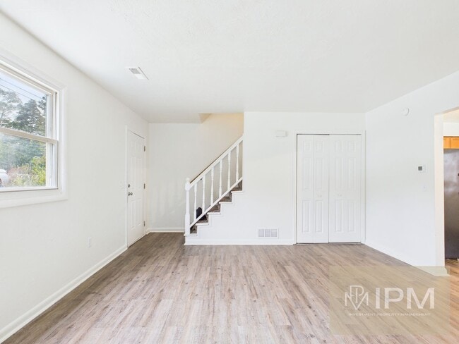 Building Photo - Available Now! Cozy 3 Bedroom, 1 Bath Town...
