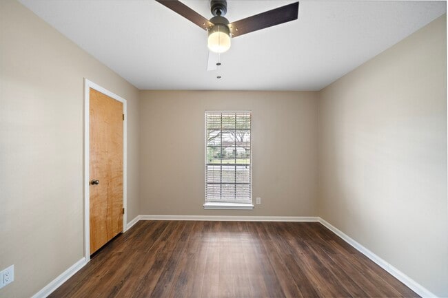Building Photo - 1104 Hillcrest Dr