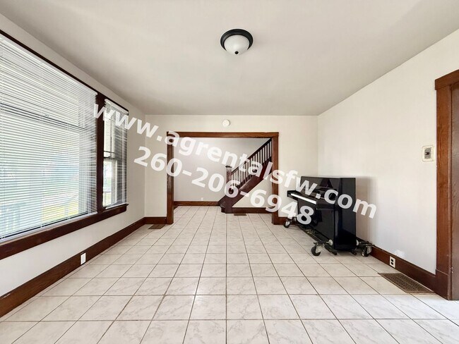 2921 Hoagland Ave